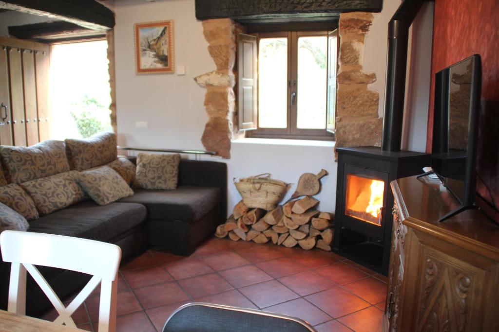 仕格莱Casa Soleta Ezcaray的带沙发和壁炉的客厅