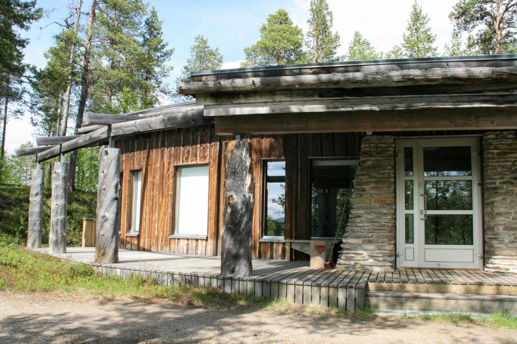 LemmenjokiPaltto Elämysretket的小木屋设有门廊和门