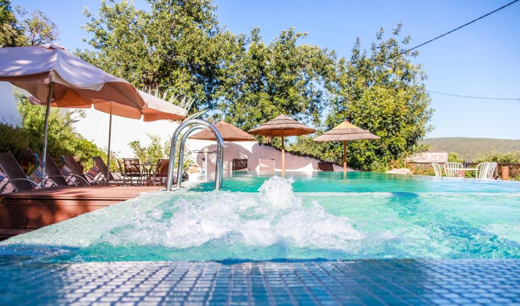 SalirCasa da Tita的度假村内带喷泉的游泳池