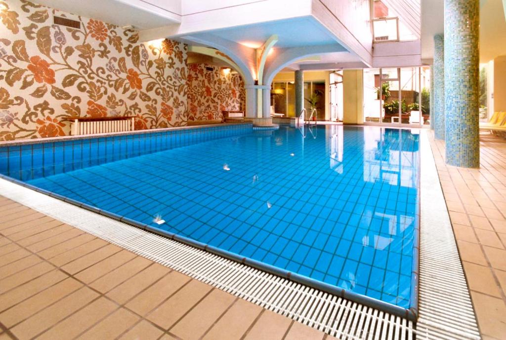 萨尔索马焦雷泰尔梅Hotel Ferrari的蓝色楼层的酒店的大型游泳池