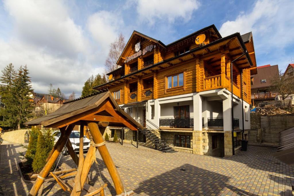 亚列姆切Knyazhyj Dvir的一座带木屋顶的大型木制建筑