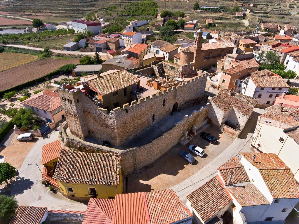 GriselCastillo de Grisel的享有村庄的空中景致,设有城堡
