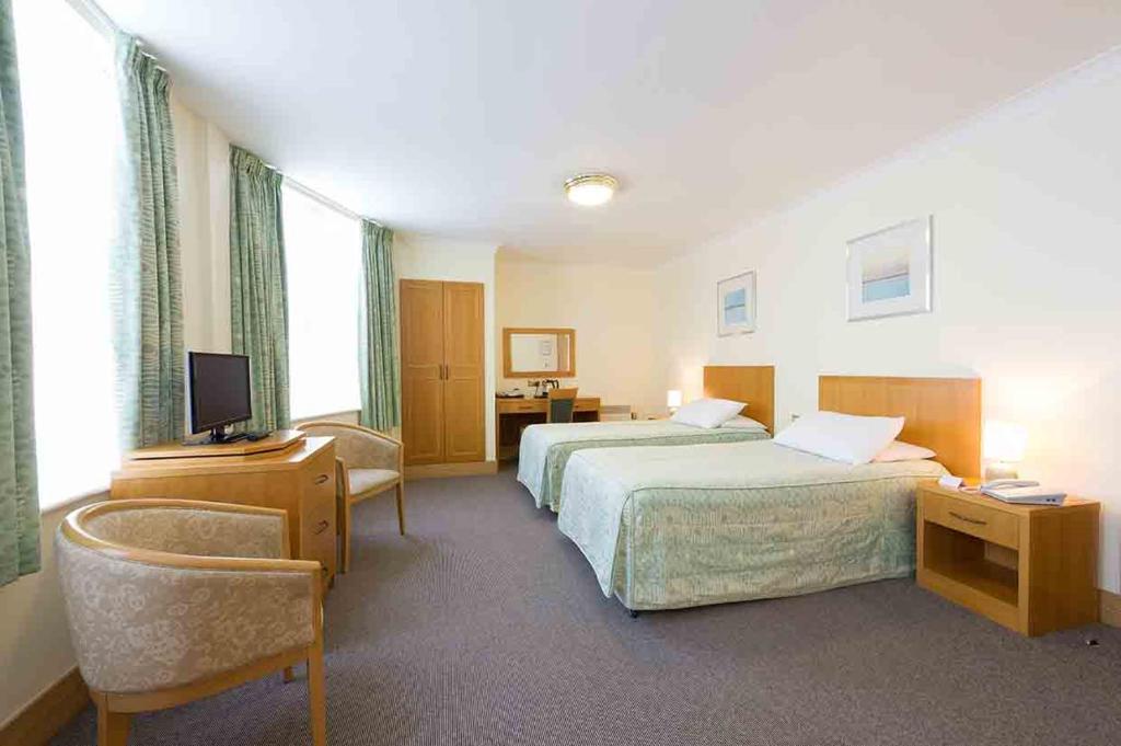 道格拉斯拉特兰酒店的酒店客房设有两张床和电视。