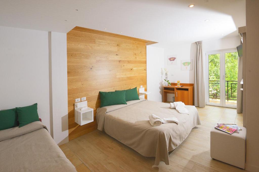 维勒塔巴雷亚奥尔米酒店的一间卧室设有两张床和木墙