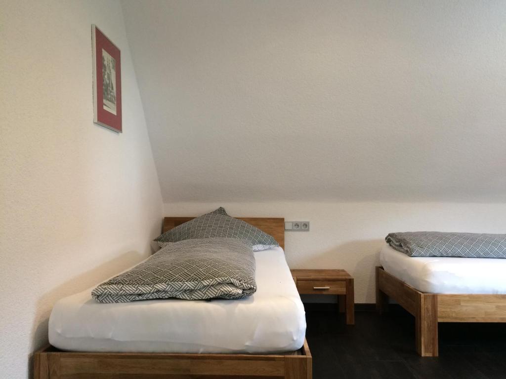MorschenFeWo Bettenhausen的一间卧室配有两张单人床。