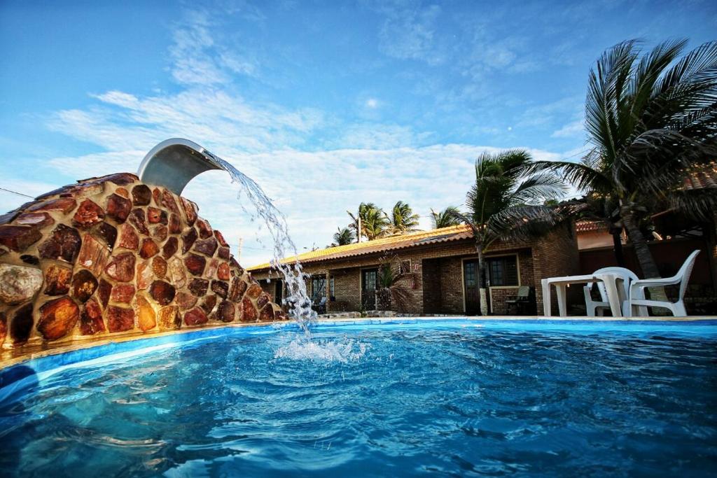 卡诺格布拉达Mar à vista的一座房子前面带喷泉的游泳池