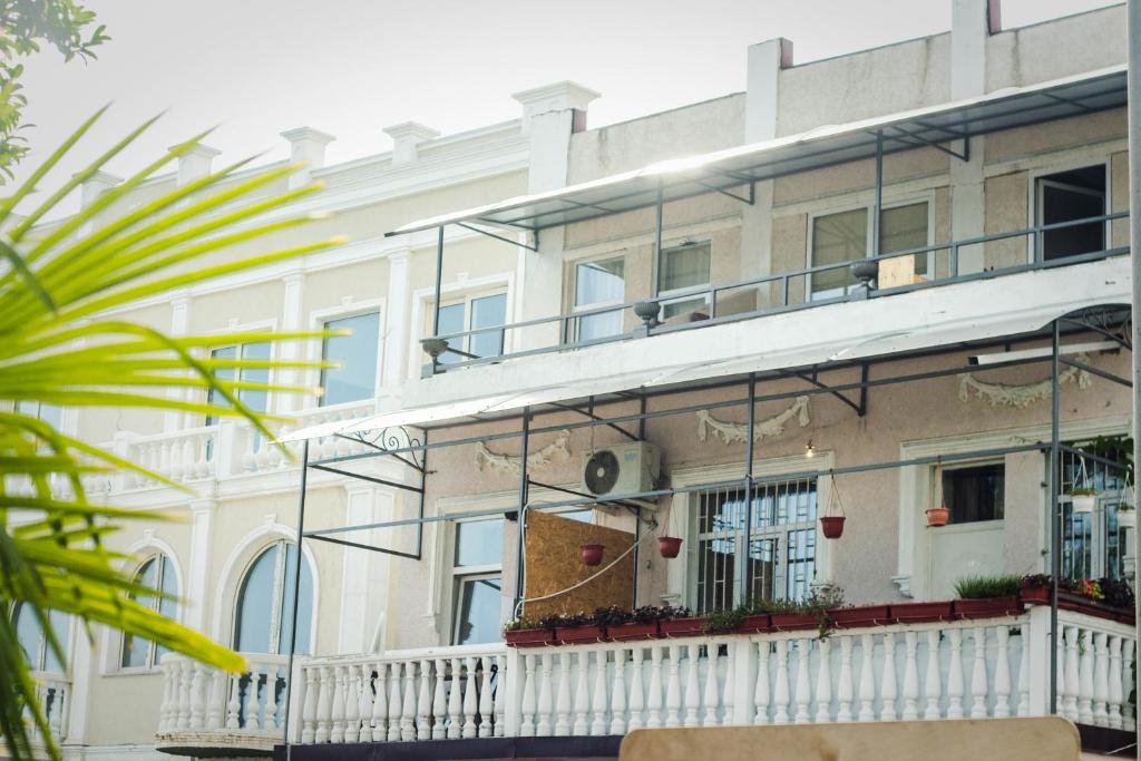 苏呼米Guest House Esma的带阳台的大型白色建筑