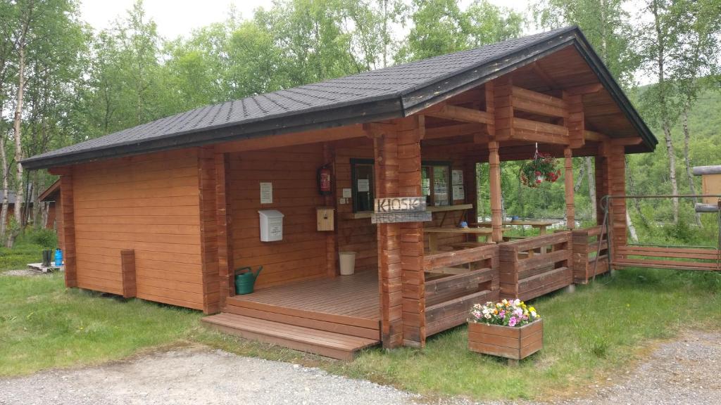 乌茨约基Vetsituvat的大型小木屋,设有草地甲板
