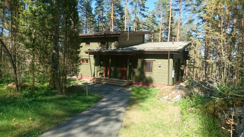PadasjokiKultainen Kaava度假屋的森林中间的小房子