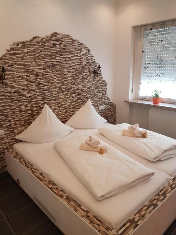 凯撒斯劳滕施维泽司图酒店的一间卧室配有两张带毛巾的床