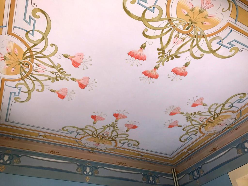 CraveggiaVilla Emilia的天花板上涂有鲜花