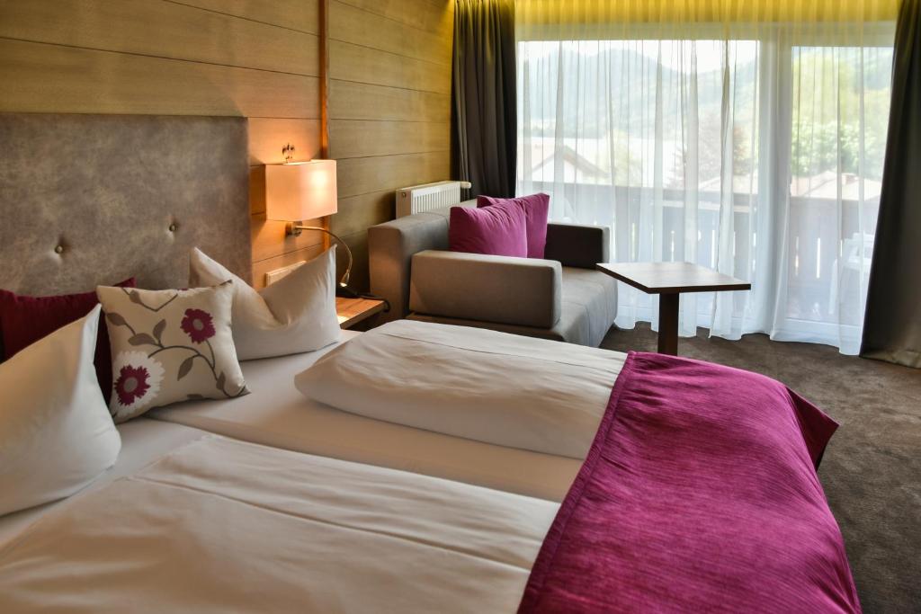 施利尔塞科尔帕克旅馆的酒店客房带一张大床和一把椅子