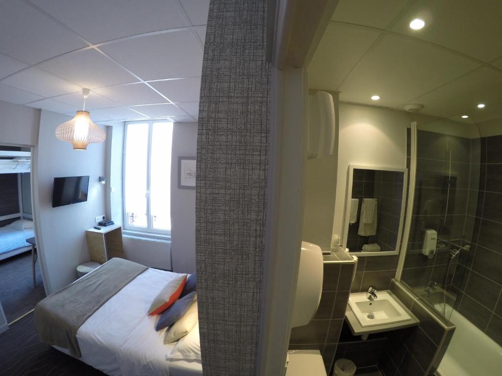 迪纳尔Cit'Hotel Les Alizes的一间酒店客房 - 带一张床和一间浴室