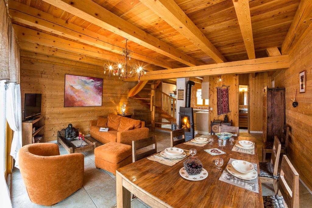 圣米舍德谢洛Chalets Shangrila的客厅设有木制天花板和木桌