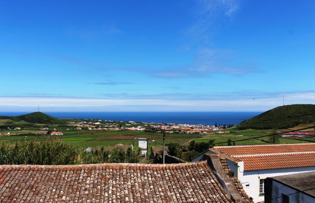 圣克鲁斯达格拉西奥萨Fontes Viewpoint的从房屋屋顶上可欣赏到海景