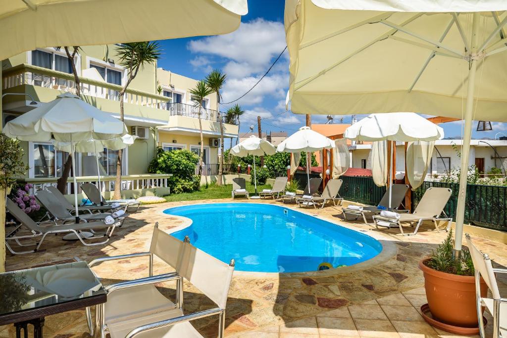科林瓦里奥伊利诺兰梦想酒店的游泳池,带椅子和遮阳伞