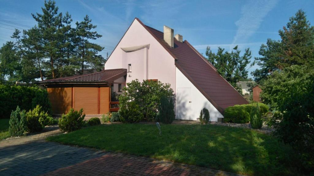 利岑4 D klima的一间白色的小房子,有棕色的屋顶