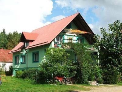 SikorzynoAgroturystyka Zielone Wzgorze的一座带红色屋顶的绿色房子