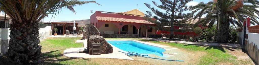 拉哈雷斯Casa Mami的庭院中带游泳池的房子