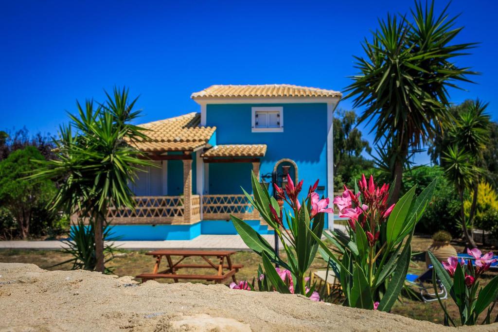 瓦西里科斯波尔图格拉卡斯别墅的蓝色的房子,带野餐桌和一些鲜花