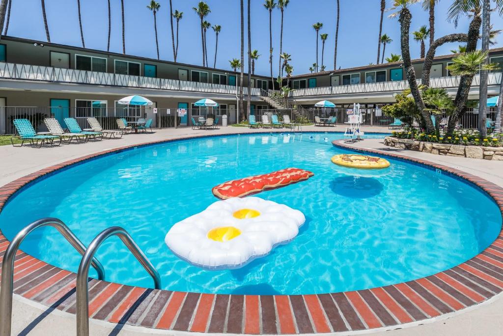圣地亚哥基恩斯旅馆的一个带两个充气式泳池的度假村