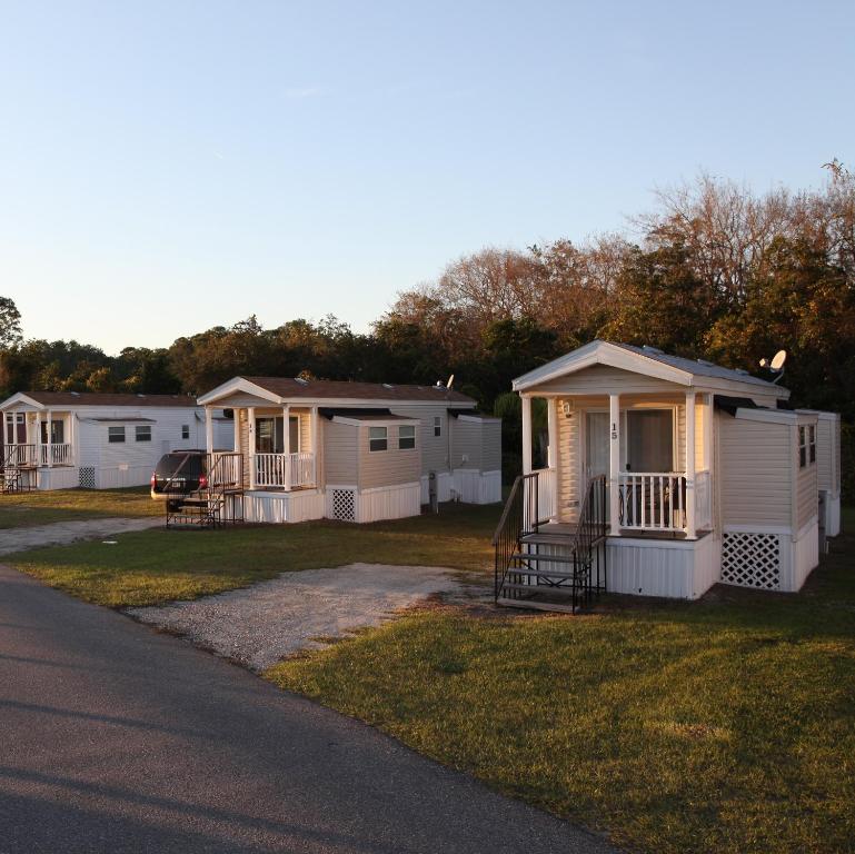 奥兰多Orlando RV Resort的公园里一排移动房屋
