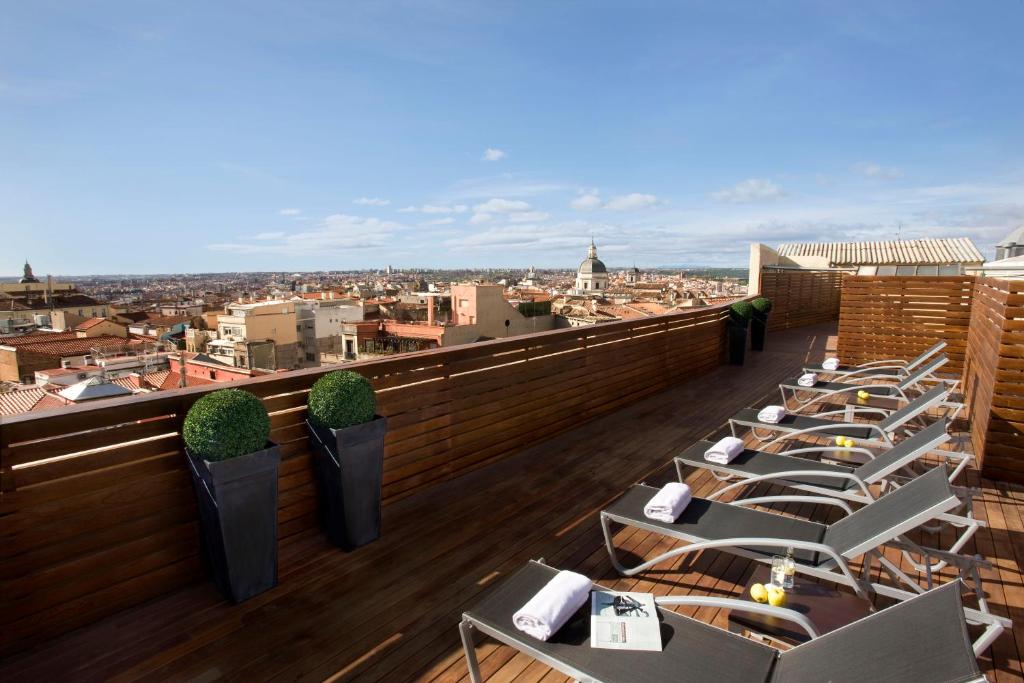 马德里库特佐梅迭姆酒店的建筑物屋顶上的一排桌子