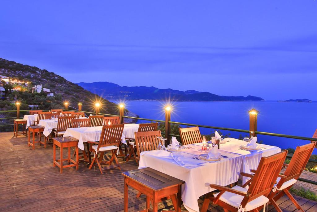 卡斯迪瓦住宅全套酒店的一间带桌椅并享有水景的餐厅