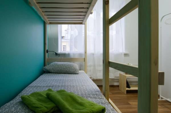 克拉斯诺亚尔斯克沃兹度旅舍的一间卧室设有两张床和蓝色的墙壁