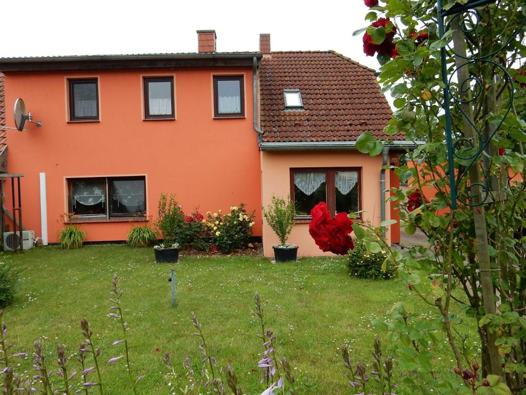 特伦特FeWo WE 6402 Ferien u Angeln auf Rügen-ruhige Lage,Garten!的一座种植了植物的橘子房子