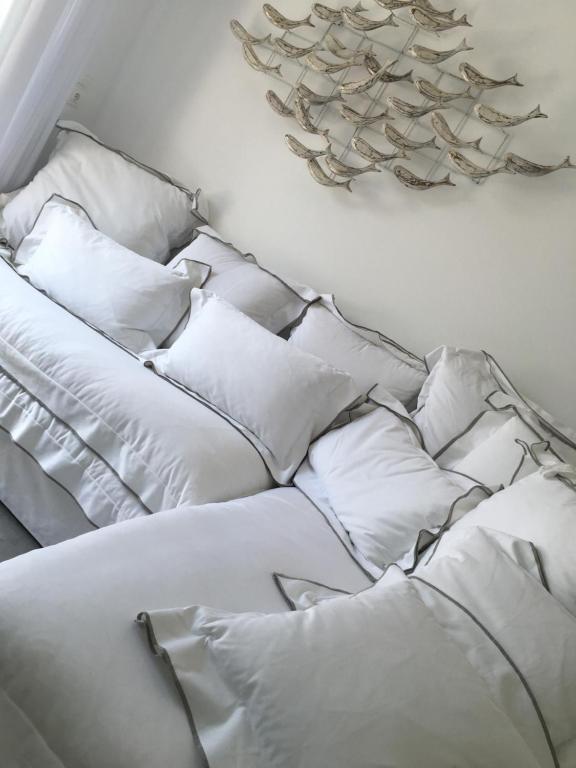 尼亚斯蒂拉Nea Stira Studios Kondilia的客房内的白色沙发及枕头
