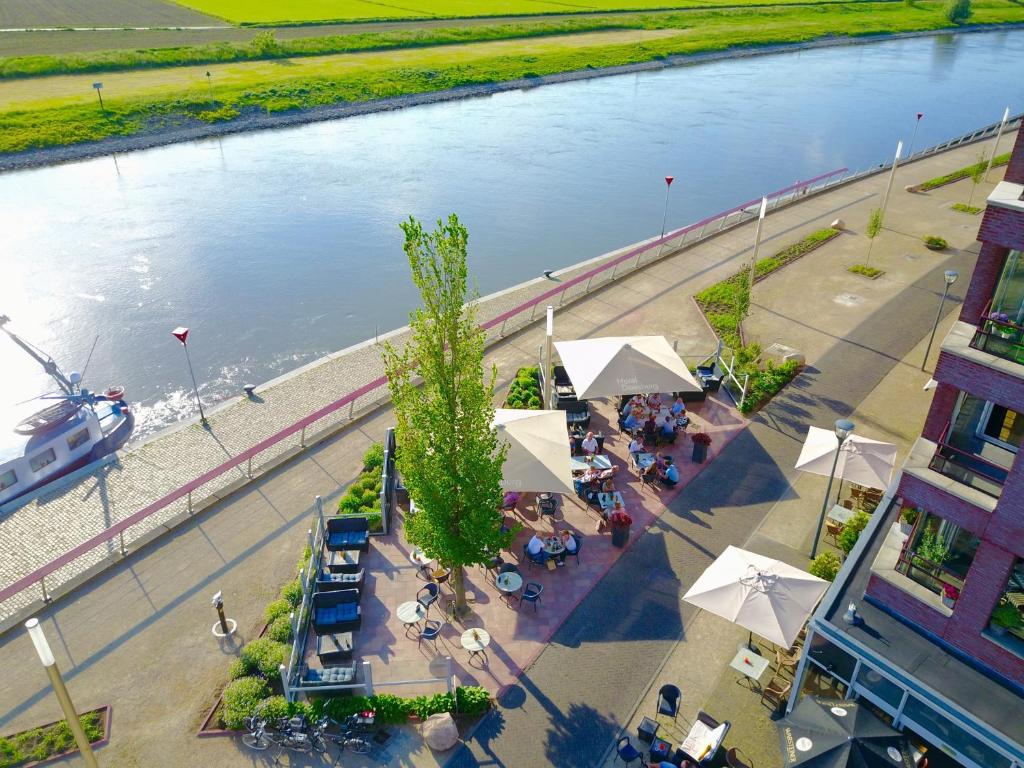 杜斯堡杜斯堡赛德酒店的河滨野餐区上方的景色
