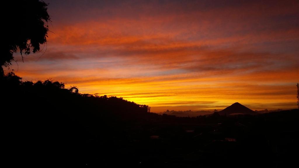 BajawaBajawa-Roo Hotel的山 ⁇ 的日落