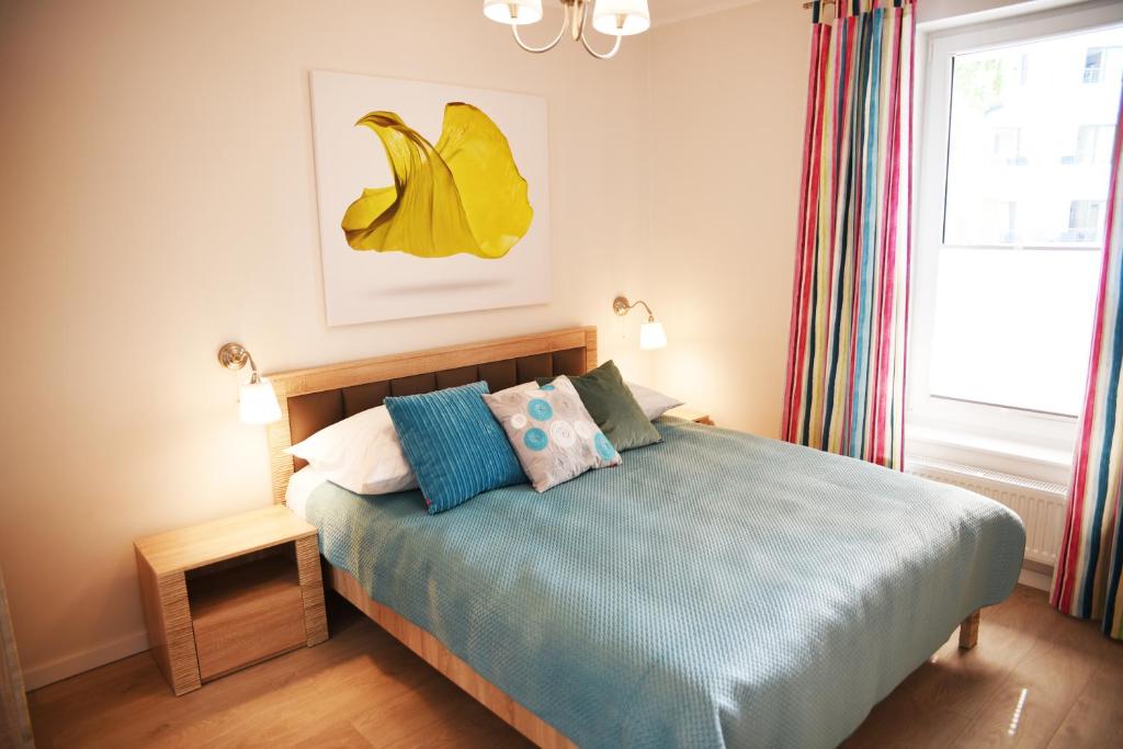 尤斯托尼莫斯基Apartament Szmaragdowy的一间卧室,床上放着一束香蕉