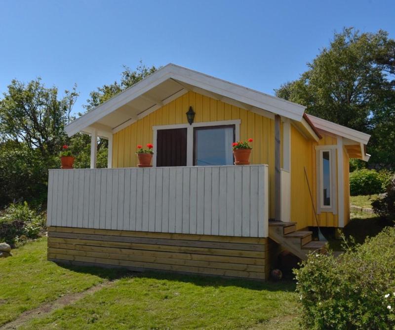汉堡松德Stuga 3的白色围栏的黄色小房子
