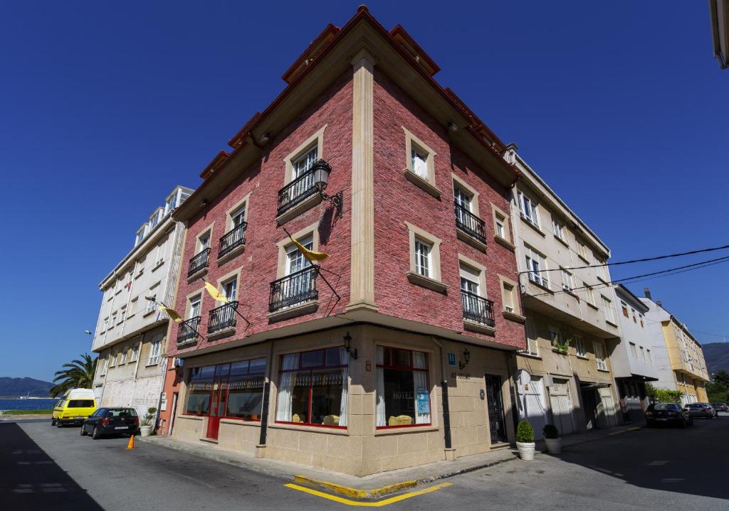 比韦罗埃斯阿雷亚斯一号酒店的街上一座高大的红砖建筑