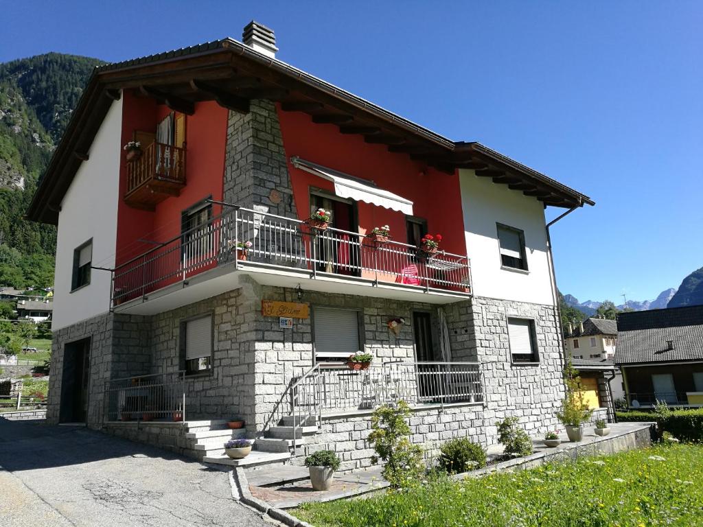 巴切诺Casa Il Glicine的带阳台的红白色建筑