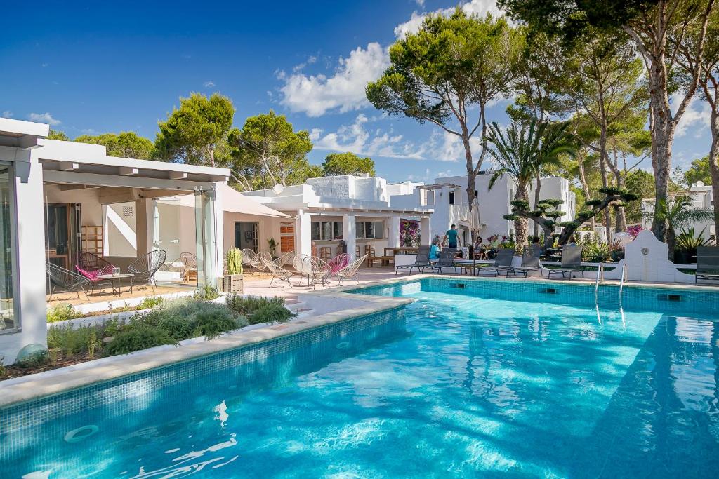 米乔尔海滩Casbah Formentera Hotel & Restaurant的房屋前的游泳池