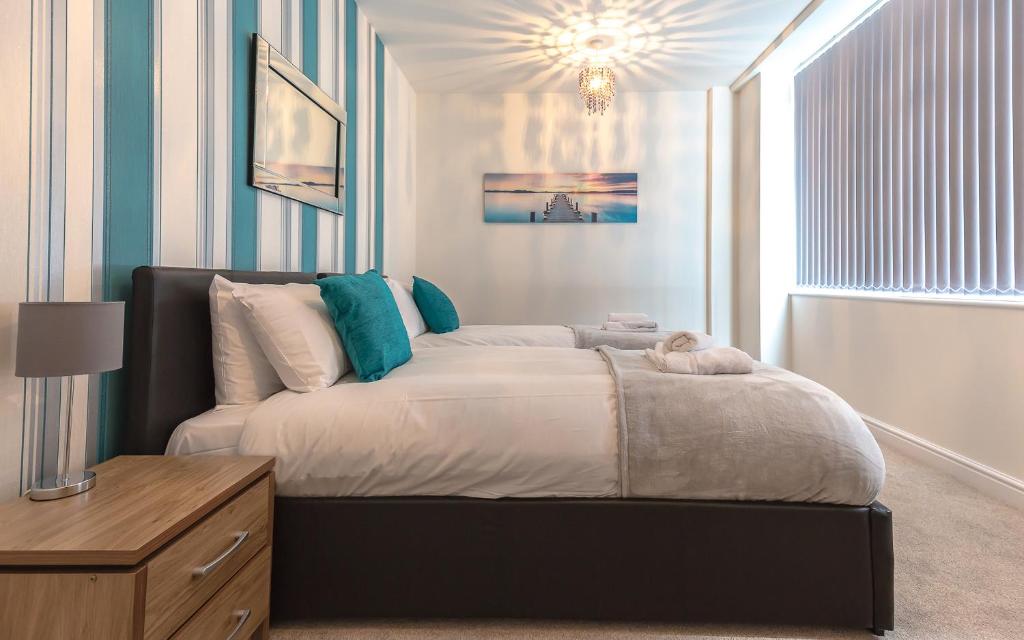 史云顿Comfortable Swindon Town Centre Apartments, FREE Parking, sleeps up to 8的一间卧室设有一张大床和一个窗户。