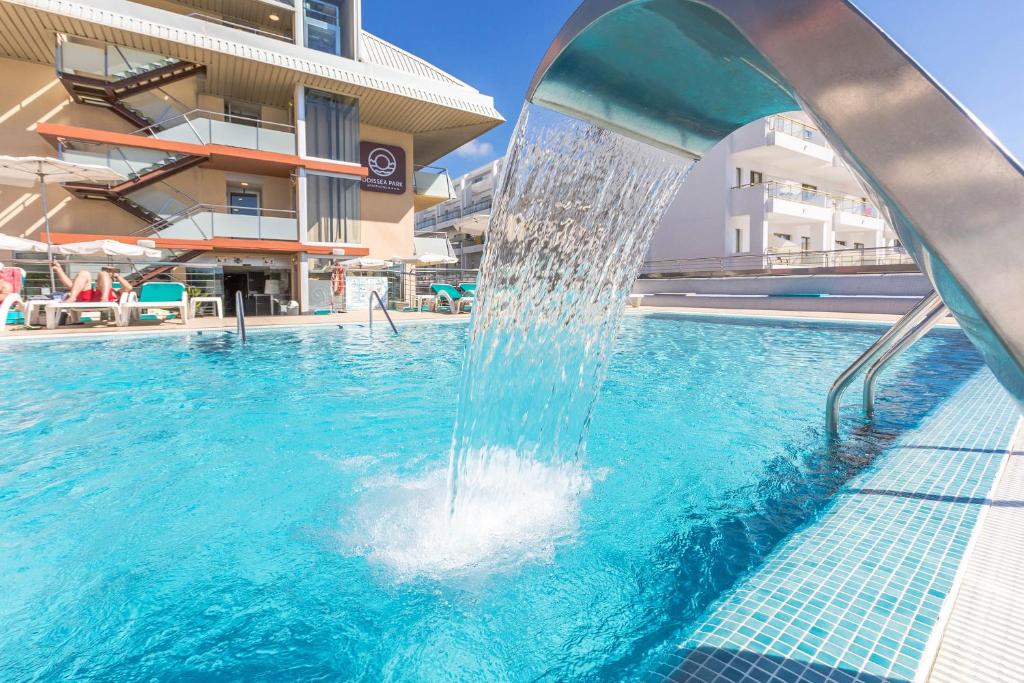 圣苏珊娜Aparthotel Odissea Park的度假村游泳池中的喷泉