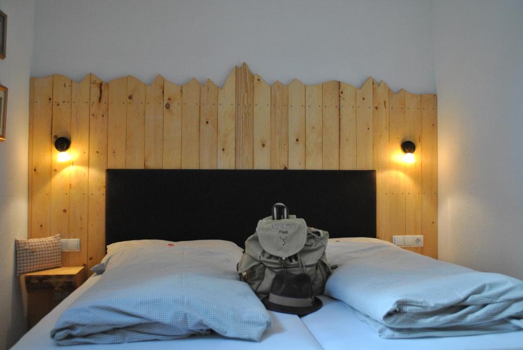 弗利斯Chasa Chalur的一间卧室配有一张木墙床
