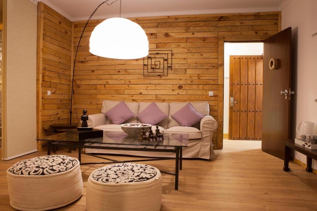 福莫苏村Quinta do Prado Verde的客厅配有沙发和桌子