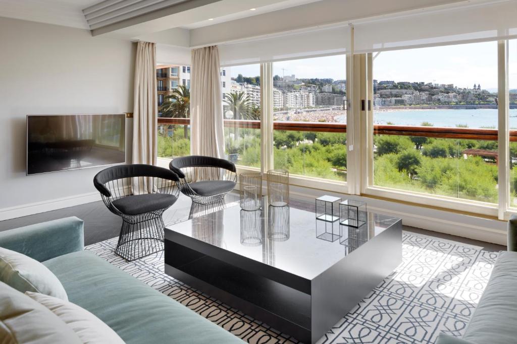 圣塞瓦斯蒂安Playa de La Concha 10 by FeelFree Rentals的带沙发和玻璃桌的客厅