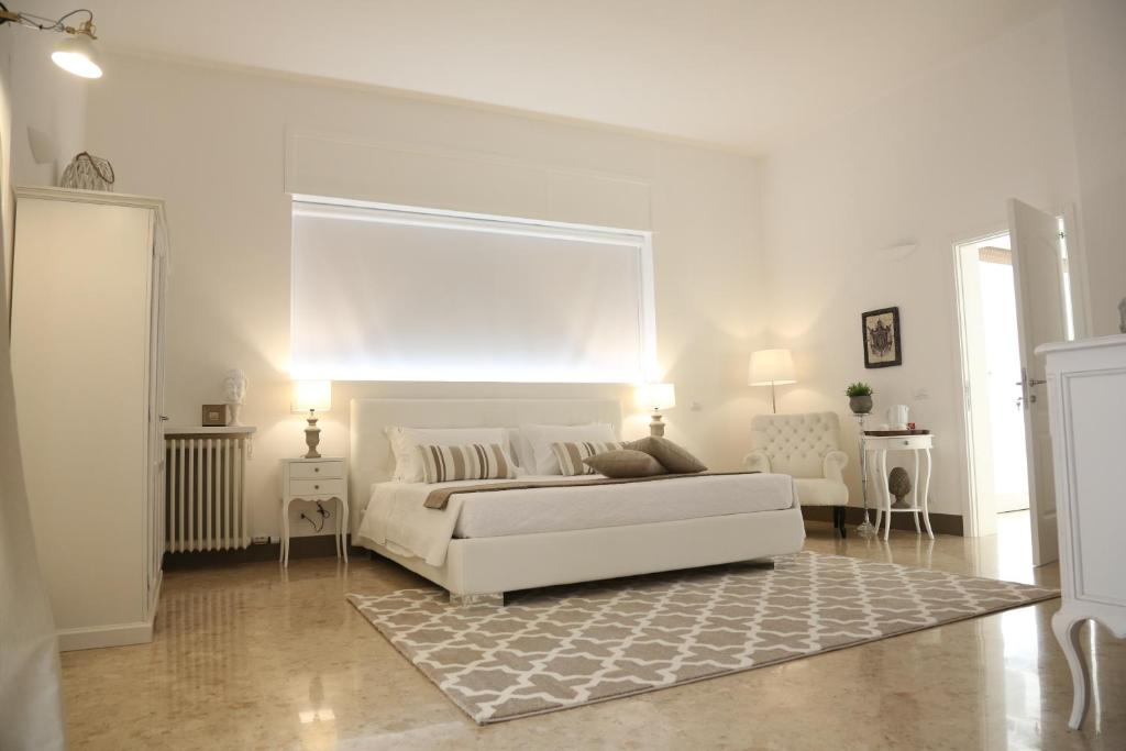 莱切Dimi House的白色的客厅配有白色的床和地毯