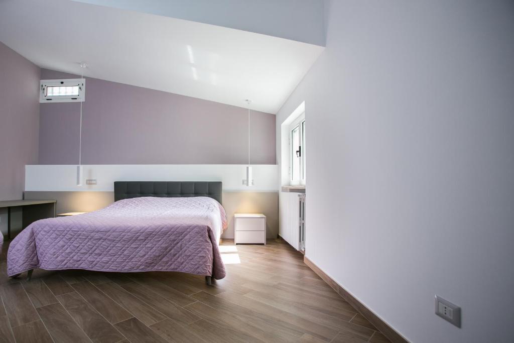 孔韦尔萨诺I Love Puglia的白色卧室配有床和桌子