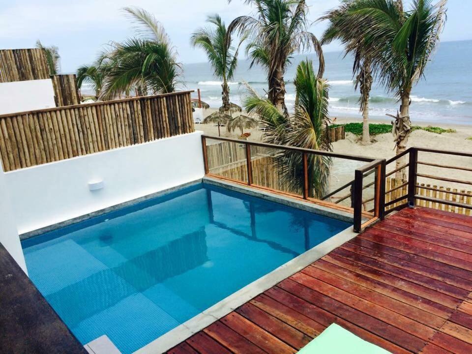 维加伊托Casa de playa Vichayito Relax的享有海滩景致的游泳池