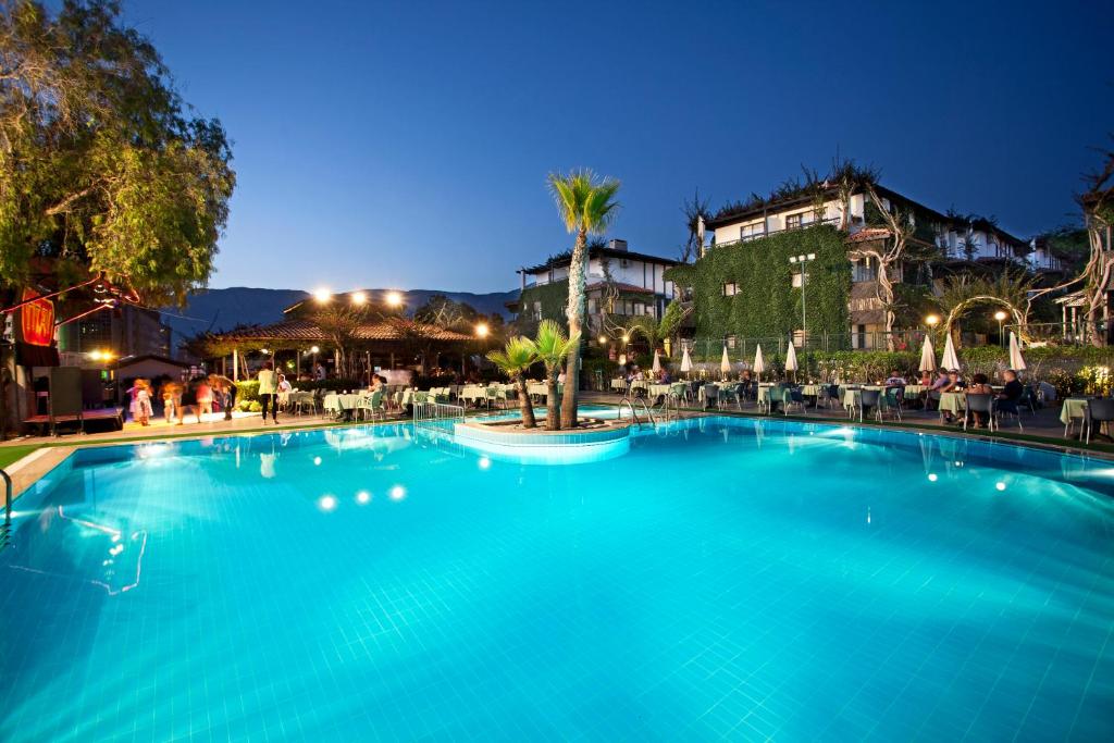 卡吉柯克Titan Club Hotel Ultra All Inclusive的夜间酒店的大型蓝色游泳池