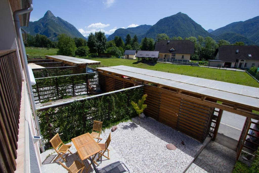 博维茨Apartment Montis Bovec的享有庭院的顶部景致,庭院以群山为背景