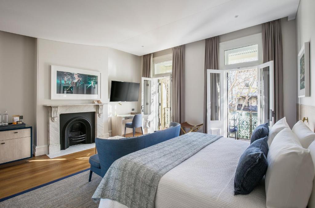 悉尼斯派塞波茨波音特酒店的一间卧室设有一张大床和一个壁炉