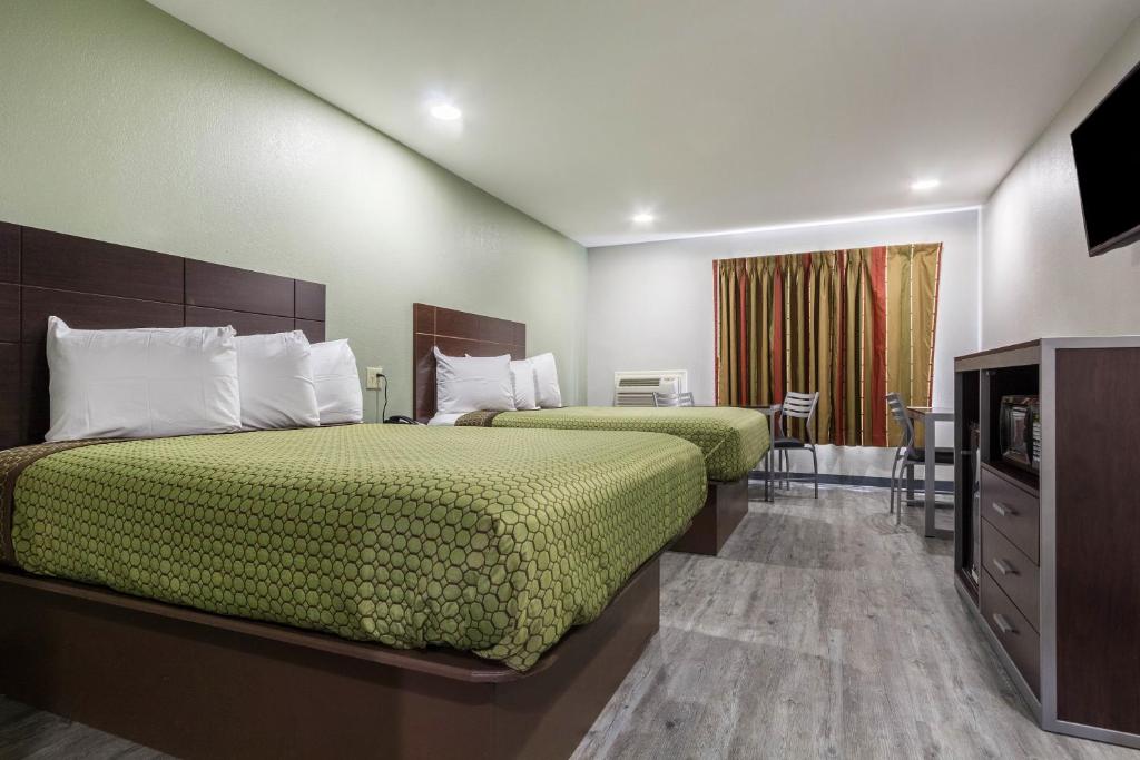 汤博尔斯科蒂什套房汽车旅馆的酒店客房设有两张床和电视。